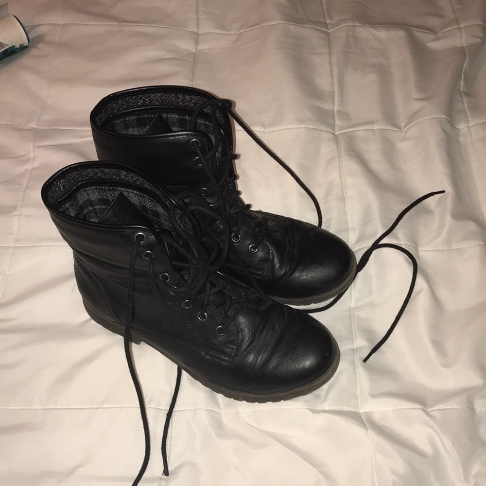 OFFER: combat boots